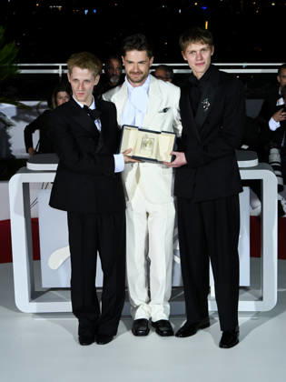 IPA85011165 - Cannes, 79th Cannes Film Festival 2026 - Golden Palm Photocall - The awardees. Pictured: Valentin Campagne, Lukas Dhont and Emmanuel Macchia  Copyright: xTerenghi Ipa-Agency.netx xPoolxPhotoxEventsx07x 85011165