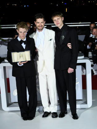 IPA85011444 - Cannes, 79th Cannes Film Festival 2026 - Golden Palm Photocall - The awardees. Pictured: Valentin Campagne, Lukas Dhont and Emmanuel Macchia  Copyright: xTerenghi Ipa-Agency.netx xPoolxPhotoxEventsx07x 85011444