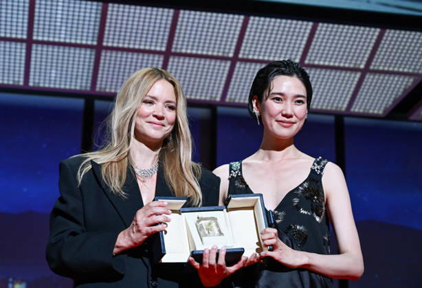 79ème Festival International du Film de Cannes Ceremonie de cloture 79th International Cannes Film Festival Closing Ceremony Prix dinterpretation feminine pour les actrices du film Soudain Best actress award 456713 2026 05 23 France Efira, Virginie Okamoto, Tao  Copyright: xSergexArnalx xStarfacex STAR_456713_065