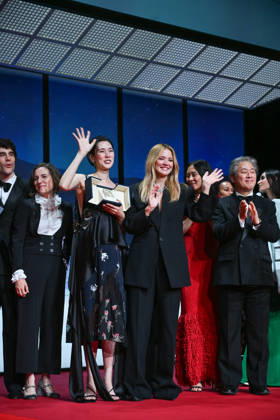 79ème Festival International du Film de Cannes Ceremonie de cloture 79th International Cannes Film Festival Closing Ceremony 456713 2026 05 23 France Okamoto, Tao Efira, Virginie Park, Chan Wook  Copyright: xSergexArnalx xStarfacex STAR_456713_113