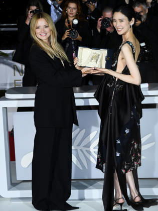 IPA85012493 - Cannes, 79th Cannes Film Festival 2026 - Golden Palm Photocall - The awardees. Pictured: Tao Okamoto and Virginie Efira  Copyright: xTerenghi Ipa-Agency.netx xPoolxPhotoxEventsx07x 85012493