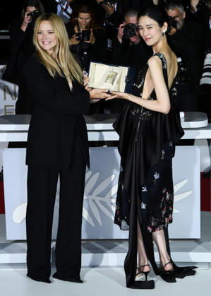 IPA85012498 - Cannes, 79th Cannes Film Festival 2026 - Golden Palm Photocall - The awardees. Pictured: Tao Okamoto and Virginie Efira  Copyright: xTerenghi Ipa-Agency.netx xPoolxPhotoxEventsx07x 85012498