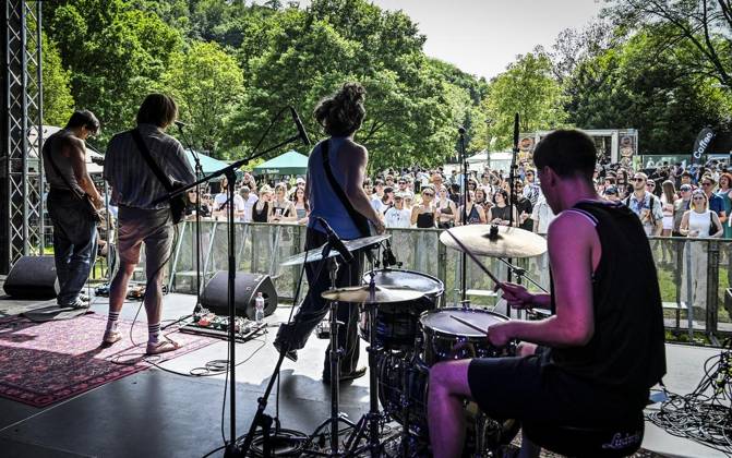 Das Pfingst Open Air Essen-Werden geht in die 41. Runde. Bei sommerlichem Wetter feierten 10000 Menschen das Musikfestival. Das Festival ist umsonst und draußen. Drei Bühnen auf dem Gelände im Löwental wurden bespielt. ** NUR FÜR REDAKTIONELLE ZWECKE ** EDITORIAL USE ONLY **<p>Local Stage: Favourite Sidewalk Couch am Samstag, dem 23 05 2026. Das Pfingst Open Air Essen-Werden geht in die 41. Runde. Bei sommerlichem Wetter feierten 10000 Menschen das Musikfestival. Das Festival ist umsonst und draußen. Drei Bühnen auf dem Gelände im Löwental wurden bespielt. Deutschland NRW Essen Copyright: KerstinxKokoska
