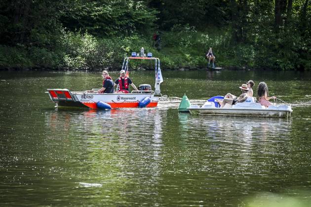Das Pfingst Open Air Essen-Werden geht in die 41. Runde. Bei sommerlichem Wetter feierten 10000 Menschen das Musikfestival. Das Festival ist umsonst und draußen. Drei Bühnen auf dem Gelände im Löwental wurden bespielt. ** NUR FÜR REDAKTIONELLE ZWECKE ** EDITORIAL USE ONLY **<p>Die Wasserwacht vom DRK auf der Ruhr am Samstag, dem 23 05 2026. Das Pfingst Open Air Essen-Werden geht in die 41. Runde. Bei sommerlichem Wetter feierten 10000 Menschen das Musikfestival. Das Festival ist umsonst und draußen. Drei Bühnen auf dem Gelände im Löwental wurden bespielt. Deutschland NRW Essen Copyright: KerstinxKokoska
