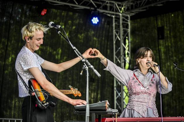 Das Pfingst Open Air Essen-Werden geht in die 41. Runde. Bei sommerlichem Wetter feierten 10000 Menschen das Musikfestival. Das Festival ist umsonst und draußen. Drei Bühnen auf dem Gelände im Löwental wurden bespielt. ** NUR FÜR REDAKTIONELLE ZWECKE ** EDITORIAL USE ONLY **<p>Local Stage: Kat Kit am Samstag, dem 23 05 2026. Das Pfingst Open Air Essen-Werden geht in die 41. Runde. Bei sommerlichem Wetter feierten 10000 Menschen das Musikfestival. Das Festival ist umsonst und draußen. Drei Bühnen auf dem Gelände im Löwental wurden bespielt. Deutschland NRW Essen Copyright: KerstinxKokoska