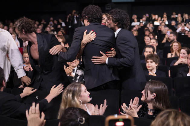 Cannes - Closing Ceremony Spanish director, screenwriter and producer Javier Calvo and Spanish director, screenwriter and producer Javier Ambrossi celebrate with Spanish actress Penelope Cruz after winning the Best Director Prize for the film La Bola Negra during the closing ceremony of the 79th annual Cannes Film Festival at Palais des Festivals on May 23, 2026 in Cannes, France.Photo by Eliot Blondet ABACAPRESS.COM Cannes France France  Copyright: xBlondetxEliot ABACAx