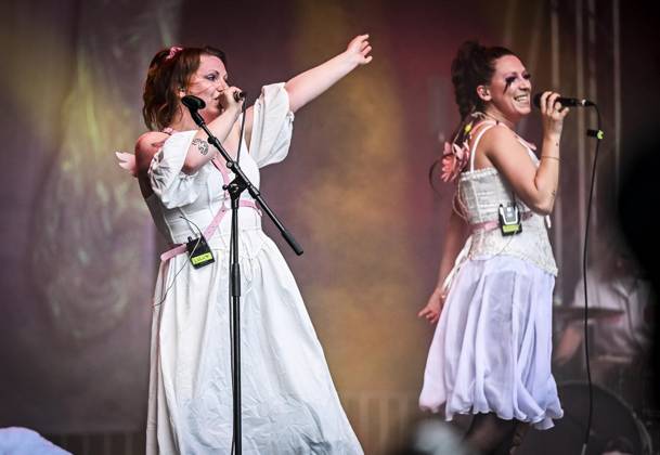 Das Pfingst Open Air Essen-Werden geht in die 41. Runde. Bei sommerlichem Wetter feierten 10000 Menschen das Musikfestival. Das Festival ist umsonst und draußen. Drei Bühnen auf dem Gelände im Löwental wurden bespielt. ** NUR FÜR REDAKTIONELLE ZWECKE ** EDITORIAL USE ONLY **<p>The toten Crackhuren im Kofferraum am Samstag, dem 23 05 2026. Das Pfingst Open Air Essen-Werden geht in die 41. Runde. Bei sommerlichem Wetter feierten 10000 Menschen das Musikfestival. Das Festival ist umsonst und draußen. Drei Bühnen auf dem Gelände im Löwental wurden bespielt. Deutschland NRW Essen Copyright: KerstinxKokoska