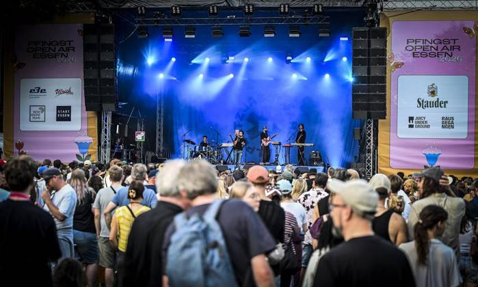 Das Pfingst Open Air Essen-Werden geht in die 41. Runde. Bei sommerlichem Wetter feierten 10000 Menschen das Musikfestival. Das Festival ist umsonst und draußen. Drei Bühnen auf dem Gelände im Löwental wurden bespielt. ** NUR FÜR REDAKTIONELLE ZWECKE ** EDITORIAL USE ONLY **<p>Hauptbühne: Jassin am Samstag, dem 23 05 2026. Das Pfingst Open Air Essen-Werden geht in die 41. Runde. Bei sommerlichem Wetter feierten 10000 Menschen das Musikfestival. Das Festival ist umsonst und draußen. Drei Bühnen auf dem Gelände im Löwental wurden bespielt. Deutschland NRW Essen Copyright: KerstinxKokoska