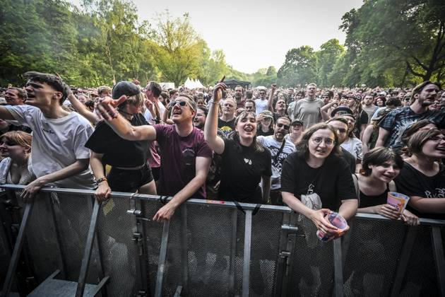 Das Pfingst Open Air Essen-Werden geht in die 41. Runde. Bei sommerlichem Wetter feierten 10000 Menschen das Musikfestival. Das Festival ist umsonst und draußen. Drei Bühnen auf dem Gelände im Löwental wurden bespielt. ** NUR FÜR REDAKTIONELLE ZWECKE ** EDITORIAL USE ONLY **<p>Hauptbühne: Das Lumpenpack am Samstag, dem 23 05 2026. Das Pfingst Open Air Essen-Werden geht in die 41. Runde. Bei sommerlichem Wetter feierten 10000 Menschen das Musikfestival. Das Festival ist umsonst und draußen. Drei Bühnen auf dem Gelände im Löwental wurden bespielt. Deutschland NRW Essen Copyright: KerstinxKokoska