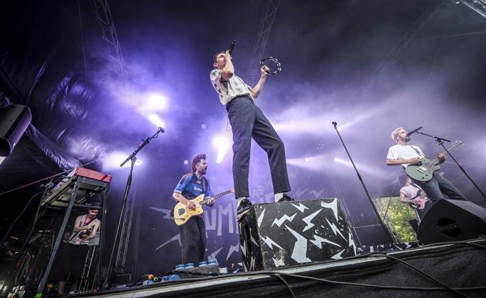Das Pfingst Open Air Essen-Werden geht in die 41. Runde. Bei sommerlichem Wetter feierten 10000 Menschen das Musikfestival. Das Festival ist umsonst und draußen. Drei Bühnen auf dem Gelände im Löwental wurden bespielt. ** NUR FÜR REDAKTIONELLE ZWECKE ** EDITORIAL USE ONLY **<p>Hauptbühne: Das Lumpenpack am Samstag, dem 23 05 2026. Das Pfingst Open Air Essen-Werden geht in die 41. Runde. Bei sommerlichem Wetter feierten 10000 Menschen das Musikfestival. Das Festival ist umsonst und draußen. Drei Bühnen auf dem Gelände im Löwental wurden bespielt. Deutschland NRW Essen Copyright: KerstinxKokoska