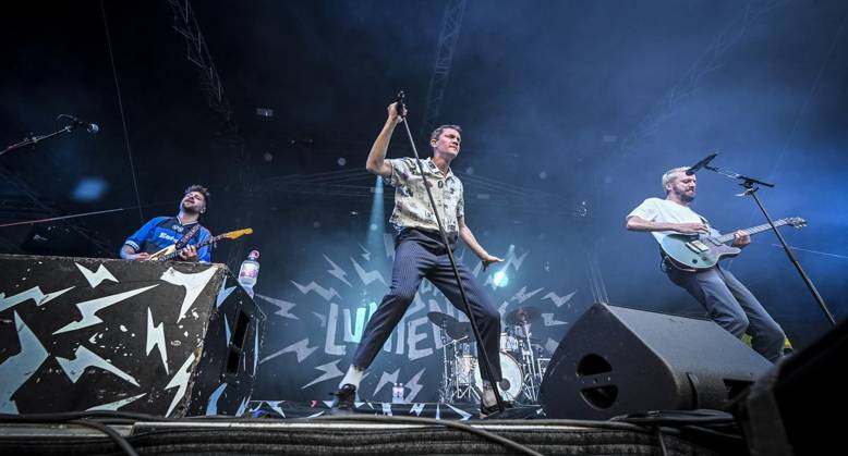 Das Pfingst Open Air Essen-Werden geht in die 41. Runde. Bei sommerlichem Wetter feierten 10000 Menschen das Musikfestival. Das Festival ist umsonst und draußen. Drei Bühnen auf dem Gelände im Löwental wurden bespielt. ** NUR FÜR REDAKTIONELLE ZWECKE ** EDITORIAL USE ONLY **<p>Hauptbühne: Das Lumpenpack am Samstag, dem 23 05 2026. Das Pfingst Open Air Essen-Werden geht in die 41. Runde. Bei sommerlichem Wetter feierten 10000 Menschen das Musikfestival. Das Festival ist umsonst und draußen. Drei Bühnen auf dem Gelände im Löwental wurden bespielt. Deutschland NRW Essen Copyright: KerstinxKokoska