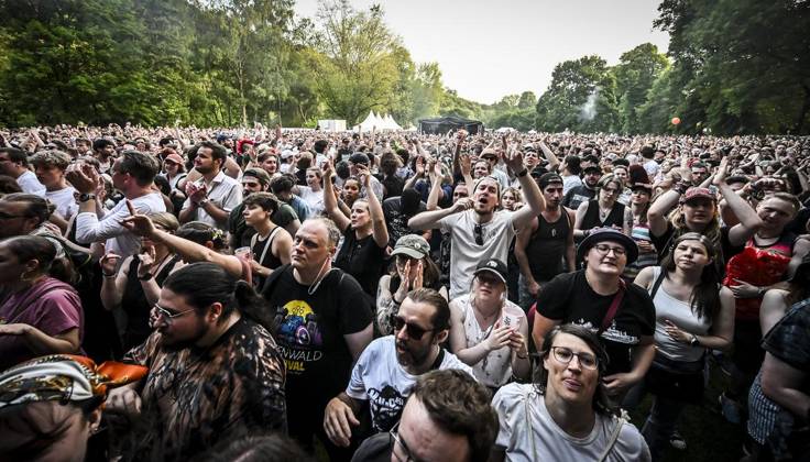 Das Pfingst Open Air Essen-Werden geht in die 41. Runde. Bei sommerlichem Wetter feierten 10000 Menschen das Musikfestival. Das Festival ist umsonst und draußen. Drei Bühnen auf dem Gelände im Löwental wurden bespielt. ** NUR FÜR REDAKTIONELLE ZWECKE ** EDITORIAL USE ONLY **<p>Hauptbühne: Das Lumpenpack am Samstag, dem 23 05 2026. Das Pfingst Open Air Essen-Werden geht in die 41. Runde. Bei sommerlichem Wetter feierten 10000 Menschen das Musikfestival. Das Festival ist umsonst und draußen. Drei Bühnen auf dem Gelände im Löwental wurden bespielt. Deutschland NRW Essen Copyright: KerstinxKokoska