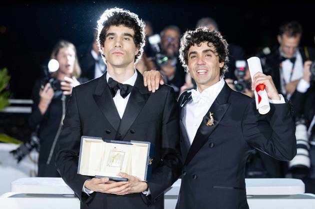 Javier Calvo, Javier Ambrossi prix de la mise en scène pour le film La Bola Negra Photocall of the winners of the 79th Cannes International Film Festival On may 23th 2026 Jacovides Moreau Bestimage Photocall of the winners of the 79th Cannes International Film Festival On may 23th 2026 Cannes France  Copyright: xJACOVIDES-MOREAUx xBESTIMAGExJACOVIDES-MOREAUx xBESTIMAGEx