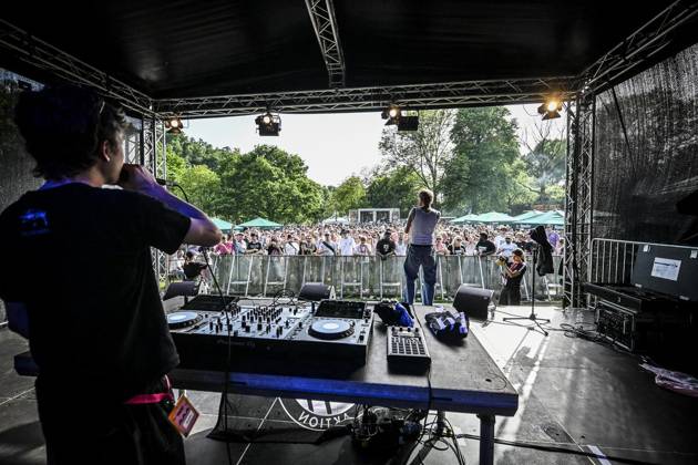 Das Pfingst Open Air Essen-Werden geht in die 41. Runde. Bei sommerlichem Wetter feierten 10000 Menschen das Musikfestival. Das Festival ist umsonst und draußen. Drei Bühnen auf dem Gelände im Löwental wurden bespielt. ** NUR FÜR REDAKTIONELLE ZWECKE ** EDITORIAL USE ONLY **<p>am Samstag, dem 23 05 2026. Das Pfingst Open Air Essen-Werden geht in die 41. Runde. Bei sommerlichem Wetter feierten 10000 Menschen das Musikfestival. Das Festival ist umsonst und draußen. Drei Bühnen auf dem Gelände im Löwental wurden bespielt. Deutschland NRW Essen Copyright: KerstinxKokoska