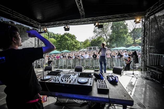 Das Pfingst Open Air Essen-Werden geht in die 41. Runde. Bei sommerlichem Wetter feierten 10000 Menschen das Musikfestival. Das Festival ist umsonst und draußen. Drei Bühnen auf dem Gelände im Löwental wurden bespielt. ** NUR FÜR REDAKTIONELLE ZWECKE ** EDITORIAL USE ONLY **<p>am Samstag, dem 23 05 2026. Das Pfingst Open Air Essen-Werden geht in die 41. Runde. Bei sommerlichem Wetter feierten 10000 Menschen das Musikfestival. Das Festival ist umsonst und draußen. Drei Bühnen auf dem Gelände im Löwental wurden bespielt. Deutschland NRW Essen Copyright: KerstinxKokoska