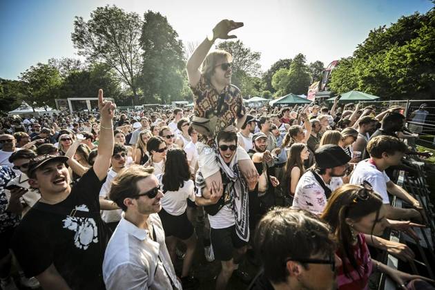 Das Pfingst Open Air Essen-Werden geht in die 41. Runde. Bei sommerlichem Wetter feierten 10000 Menschen das Musikfestival. Das Festival ist umsonst und draußen. Drei Bühnen auf dem Gelände im Löwental wurden bespielt. ** NUR FÜR REDAKTIONELLE ZWECKE ** EDITORIAL USE ONLY **<p>am Samstag, dem 23 05 2026. Das Pfingst Open Air Essen-Werden geht in die 41. Runde. Bei sommerlichem Wetter feierten 10000 Menschen das Musikfestival. Das Festival ist umsonst und draußen. Drei Bühnen auf dem Gelände im Löwental wurden bespielt. Deutschland NRW Essen Copyright: KerstinxKokoska