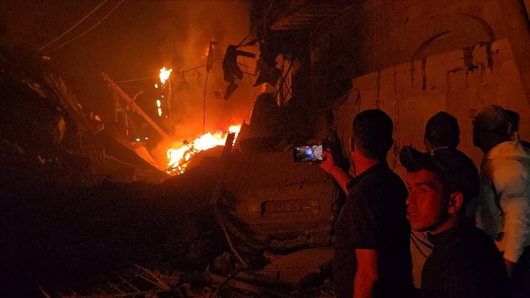 Israeli army continues attacking Gaza despite ceasefire DEIR AL-BALAH, GAZA, PALESTINE - MAY 23: Thick smoke and flames rise from a multi-story apartment building following an Israeli air strike in the city of Deir al-Balah, located in the central Gaza Strip, Palestine on May 23, 2026. Stringer Anadolu Deir al-Balah Gaza. Editorial use only. Please get in touch for any other usage.  Copyright: x2026xAnadoluxStringerx