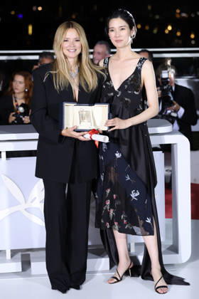 Cannes - Award Winners Photocall JD Belgian actress Virginie Efira and Japanese actress Tao Okamoto celebrate and pose together after winning ex-aequo the Best Actress Prize for the film Soudain (All of a Sudden) during the photocall of the 79th edition of the Cannes Film Festival in Cannes, France on May 23, 2026. Photo by Jerome Domine ABACAPRESS.COM Cannes France  Copyright: xDominexJerome ABACAx