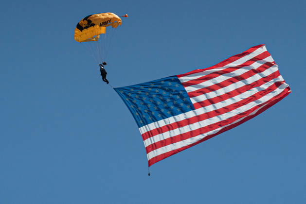 Air show during Memorial Day celebrations and the 250th anniversary of the United States MIAMI BEACH, FLORIDA, UNITED STATES - MAY 23: A member of the parachute team descends with the U.S. flag during the 2026 air show, held as part of Memorial Day weekend and the 250th anniversary celebrations of the United States in Miami Beach, Florida, on May 23, 2026. Jesus Olarte Anadolu Florida United States. Editorial use only. Please get in touch for any other usage.  Copyright: x2026xAnadoluxJesusxOlartex