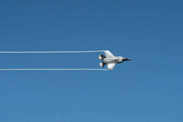 Air show during Memorial Day celebrations and the 250th anniversary of the United States MIAMI BEACH, FLORIDA, UNITED STATES - MAY 23: An F-35 military aircraft performs flight maneuvers during the 2026 Air Show, held as part of the Memorial Day Weekend celebrations and the 250th anniversary of the United States in Miami Beach, Florida, on May 23, 2026. Jesus Olarte Anadolu Florida United States. Editorial use only. Please get in touch for any other usage.  Copyright: x2026xAnadoluxJesusxOlartex