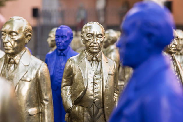 Adenauer-Kunstinstallation in Bad Honnef - 23.05.26. Kunstinstallation des Künstlers Ottmar Hörl mit 200 goldenen und blauen Skulpturen des ersten Bundeskanzlers Konrad Adenauer auf dem Kirchplatz in Bad Honnef. Die Präsentation fand anlässlich des 150. Geburtstags Adenauers statt und war Teil eines Rahmenprogramms mit Straßenmusikfestival in der Innenstadt. Gemeinschaftsprojekt der Stiftung Bundeskanzler-Adenauer-Haus, der Konrad-Adenauer-Stiftung und der Stadt Bad Honnef. Bad Honnef Nordrhein-Westfalen Deutschland Copyright: xMarcxJohnx