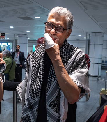May 23, 2026, Montreal, Pq, CANADA: Ehab Lotayef reacts with a bandaged hand as he is greeted at Montreal s Trudeau International Airport on Saturday, May 23, 2026. Lotayef was one of the 12 Canadians who were on board a flotilla trying to reach Gaza and spent four days in Israeli captivity. Montreal CANADA  - ZUMAc35_ 20260523_zaf_c35_155 Copyright: xPeterxMccabex