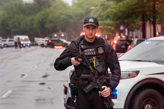 May 23, 2026, Washington, District of Columbia, USA: Secret Service police officers stand guard near the site where a gunman fired a volley of shots near the White House before being shot and fatally wounded by Secret Service officers. Another person was injured, according to law enforcement officials. Washington USA - ZUMAmj3_ 20260523_zaf_mj3_008 Copyright: xJayxMallinx
