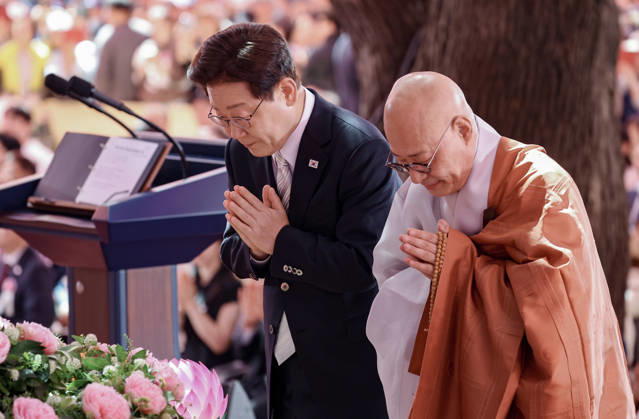 Lee participates in Buddha s birthday event Lee participates in Buddha s birthday event President Lee Jae Myung (L) puts his palms together during a celebration marking Buddha s birthday at Jogye Temple in central Seoul on May 24, 2026. (Pool photo) (Yonhap) 2026-05-24 11:10:33 < 1980-2026 YONHAPNEWS AGENCY. .> ¼­¿ïÆ¯º°½Ã EDITORIAL USE ONLY  Copyright: xx PYH2026052402630032000 YonhapxNewsx yonphotos252586