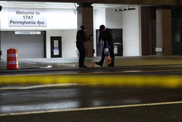 WASHINGTON, D.C. MAY 23: Police Officers investigate after shots were fired after a suspect approached a security checkpoint near the White House and began firing at officers and later died at a hospital near by after being shot by Secret Service officers on May 23, 2026 in Washington, D.C. Copyright: xmpi34 MediaPunchx
