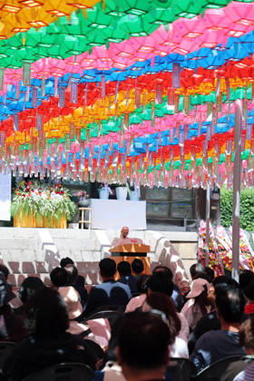 Buddha s birthday Buddha s birthday Buddhists participate in a ceremony marking Buddha s birthday at a temple in Seokcho, about 160 kilometers east of Seoul, on May 24, 2026. (Yonhap) 2026-05-24 13:27:32 < 1980-2026 YONHAPNEWS AGENCY. .> ¼ÓÃÊ½Ã °­¿øµµ EDITORIAL USE ONLY  Copyright: xx PYH2026052403940032000 YonhapxNewsx yonphotos252590