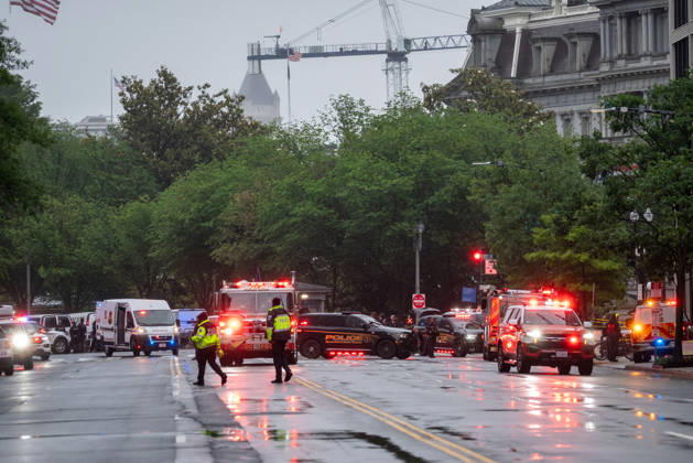 May 23, 2026, Washington, Dc, USA: Emergency vehicles crowd the intersection where a gunman fired a volley of shots near the White House before being shot and fatally wounded by U.S. Secret Service police officers. Another person was also injured, according to law enforcement officials. Tower cranes in the background are in use building a new White House ballroom under the direction of President Trump. Washington, DC, May 23, 2026. Photo: Zuma Press Washington USA - ZUMAmj3_ 20260523_zaf_mj3_006 Copyright: xJayxMallinx