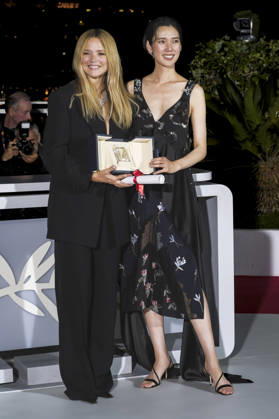 Virginie Efira und Tao Okamoto mit dem Preis für die besten Darstellerinnen in Soudain beim Photocall mit den Preisträgern auf dem Festival de Cannes 2026 79. Internationale Filmfestspiele von Cannes am Palais des Festivals. Cannes, 23.05.2026