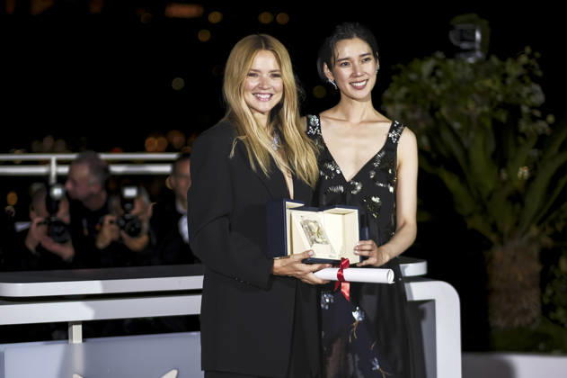 Virginie Efira und Tao Okamoto mit dem Preis für die besten Darstellerinnen in Soudain beim Photocall mit den Preisträgern auf dem Festival de Cannes 2026 79. Internationale Filmfestspiele von Cannes am Palais des Festivals. Cannes, 23.05.2026