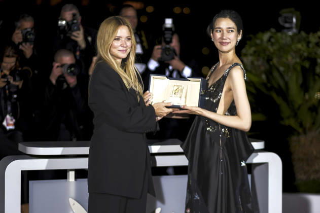 Virginie Efira und Tao Okamoto mit dem Preis für die besten Darstellerinnen in Soudain beim Photocall mit den Preisträgern auf dem Festival de Cannes 2026 79. Internationale Filmfestspiele von Cannes am Palais des Festivals. Cannes, 23.05.2026
