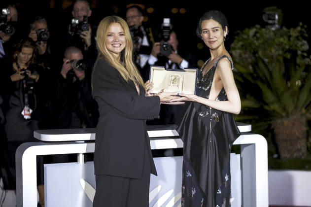 Virginie Efira und Tao Okamoto mit dem Preis für die besten Darstellerinnen in Soudain beim Photocall mit den Preisträgern auf dem Festival de Cannes 2026 79. Internationale Filmfestspiele von Cannes am Palais des Festivals. Cannes, 23.05.2026