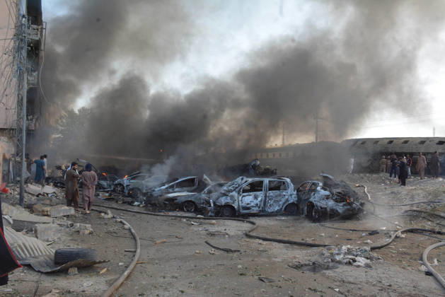 News Bilder des Tages Several injured in explosion targeting train in southwest Pakistan QUETTA,PAKISTAN - MAY 24: Pakistani forces and rescue workers are busy with relief work after an explosion injured several people near Chaman Phatak Quetta southwestern Balochistan, Pakistan on Sunday May 24, 2026. Mazhar Chandio Anadolu Quetta Pakistan. Editorial use only. Please get in touch for any other usage.  Copyright: x2026xAnadoluxMazharxChandiox