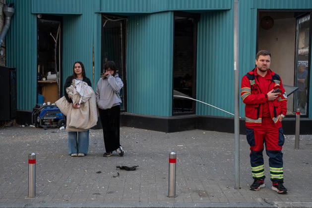 2 killed and 56 wounded in a Russian airstrike on Kyiv KYIV, UKRAINE - MAY 24: Local residents react at the site of a Russian airstrike in Kyiv, Ukraine on May 24, 2026. 2 people were reported to be killed and 56 were wounded. Danylo Antoniuk Anadolu Kyiv Ukraine. Editorial use only. Please get in touch for any other usage.  Copyright: x2026xAnadoluxDanyloxAntoniukx