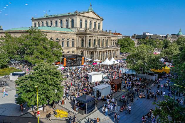 CSD Hannover 2026 - Motto: Wir schreiben Zukunft: Gleichberechtigt. Selbstbestimmt. Queer. Teilnehmende des CSD Hannover 2026 Hannover Opernplatz Niedersachsen, Region Hannover Germany