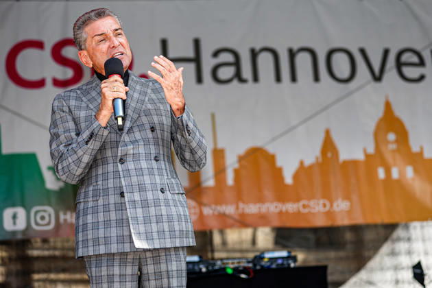 CSD Hannover 2026 - Motto: Wir schreiben Zukunft: Gleichberechtigt. Selbstbestimmt. Queer. Rede von Michel Friedman, Publizist und Talkmaster auf dem Opernplatz. Hannover Opernplatz, Bühne Niedersachsen, Region Hannover Germany