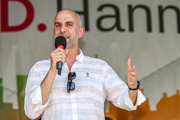 CSD Hannover 2026 - Motto: Wir schreiben Zukunft: Gleichberechtigt. Selbstbestimmt. Queer. Rede von Belit Onay (Bündnis90 Die Grünen), Oberbürgermeister der Landeshauptstadt Hannover auf dem Opernplatz. Hannover Opernplatz, Bühne Niedersachsen, Region Hannover Germany