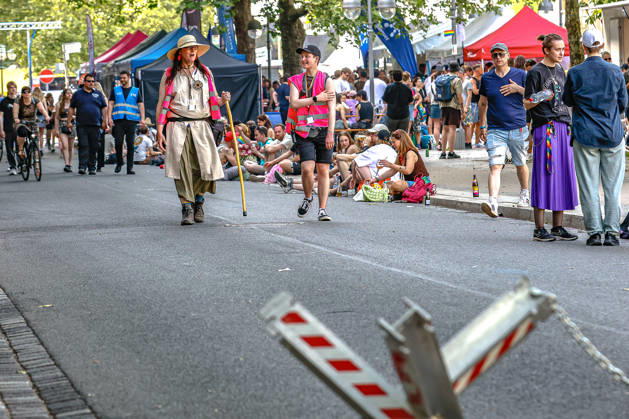 CSD Hannover 2026 - Motto: Wir schreiben Zukunft: Gleichberechtigt. Selbstbestimmt. Queer. Teilnehmende sitzen in der Georgsstraße auf dem Bordstein. Hannover Georgsstraße Niedersachsen, Region Hannover Germany