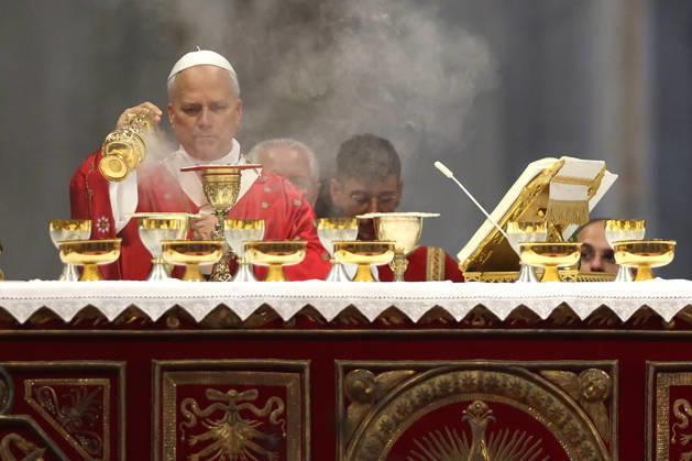 IPA85031156 - Vatican City, May 24, 2026: Solemn celebration of the Mass of Pentecost presided over by Pope Leo XIV at the central altar of St. Peter s Basilica. Thousands of faithful took part in the liturgy dedicated to the descent of the Holy Spirit, a central moment in Christian tradition and a symbol of unity and renewal for the universal Church.  Copyright: xmarcoxiacobuccix xmarcoxiacobuccix 85031156