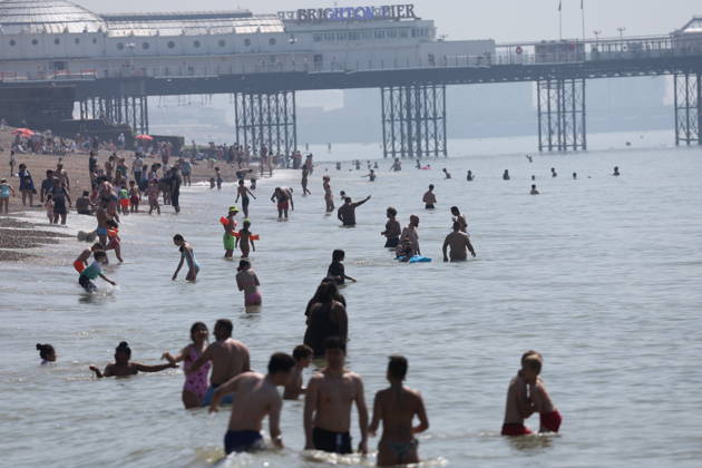 . 24 05 2026. Brighton , United Kingdom. Visitors enjoy the hot weather in Brighton as the UK heatwave continues.  xStephenxLockx xi-Imagesx IIM-26788-0007