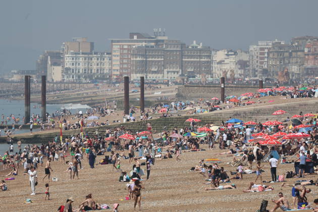 . 24 05 2026. Brighton , United Kingdom. Visitors enjoy the hot weather in Brighton as the UK heatwave continues.  xStephenxLockx xi-Imagesx IIM-26788-0020