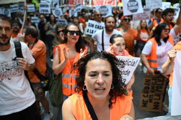 May 24, 2026, Madrid, Madrid, Spain: Thousands of demonstrators march through central Madrid to demand affordable housing and protest against rising rental prices, as the Spanish capital joins nationwide mobilizations calling for stronger housing protections and access to decent homes. Madrid Spain  - ZUMAd308 20260524_zsp_d308_007 Copyright: xJuanxCarlosxLucasx