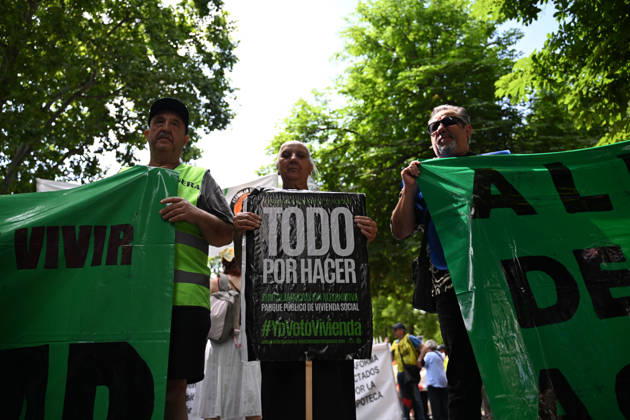 May 24, 2026, Madrid, Madrid, Spain: Thousands of demonstrators march through central Madrid to demand affordable housing and protest against rising rental prices, as the Spanish capital joins nationwide mobilizations calling for stronger housing protections and access to decent homes. Madrid Spain  - ZUMAd308 20260524_zsp_d308_015 Copyright: xJuanxCarlosxLucasx