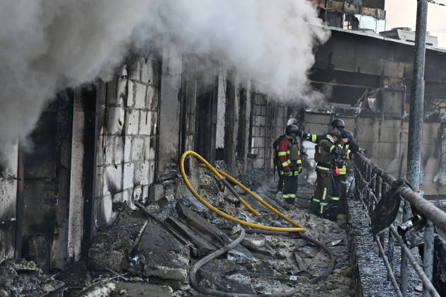 Russia targets Ukrainian capital Kyiv with ballistic missiles - 24 May 2026 Ukrainian firefighters try to stop fire in a heavily damaged building following Russian strikes in Kyiv. A large ballistic missile attack pounded Kyiv early on May 24, authorities said, wounding at least five people after Moscow threatened retaliation for strikes in Russian-occupied eastern Ukraine. Kyiv Ukraine Copyright: xAleksandrxGusevx xSOPAxImagesx Oleksandr_Gusev_balistic_Kyiv_20260524(10)
