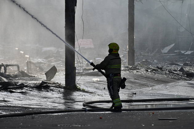 Russia targets Ukrainian capital Kyiv with ballistic missiles - 24 May 2026 Ukrainian firefighters try to stop fire in a heavily damaged building following Russian strikes in Kyiv. A large ballistic missile attack pounded Kyiv early on May 24, authorities said, wounding at least five people after Moscow threatened retaliation for strikes in Russian-occupied eastern Ukraine. Kyiv Ukraine Copyright: xAleksandrxGusevx xSOPAxImagesx Oleksandr_Gusev_balistic_Kyiv_20260524(11)