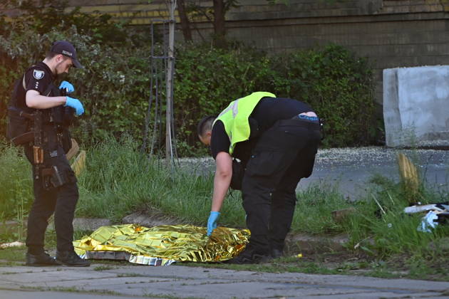 Russia targets Ukrainian capital Kyiv with ballistic missiles - 24 May 2026 Police officers work at the site of an apartment building damaged during a Russian missile and drone strike, amid Russia s attack on Ukraine. A large ballistic missile attack pounded Kyiv early on May 24, authorities said, wounding at least five people after Moscow threatened retaliation for strikes in Russian-occupied eastern Ukraine. Kyiv Ukraine Copyright: xAleksandrxGusevx xSOPAxImagesx Oleksandr_Gusev_balistic_Kyiv_20260524(12)