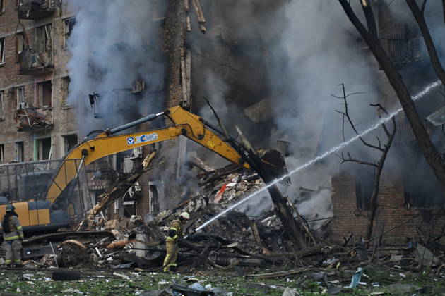 Russia targets Ukrainian capital Kyiv with ballistic missiles - 24 May 2026 Firefighters work at the scene of a fire in a destroyed apartment building as a result of a Russian missile attack. A large ballistic missile attack pounded Kyiv early on May 24, authorities said, wounding at least five people after Moscow threatened retaliation for strikes in Russian-occupied eastern Ukraine. Kyiv Ukraine Copyright: xAleksandrxGusevx xSOPAxImagesx Oleksandr_Gusev_balistic_Kyiv_20260524(13)